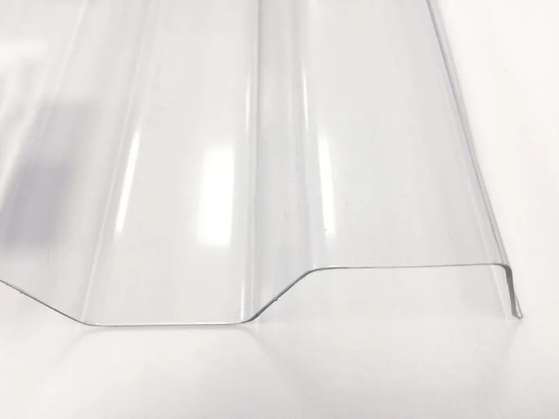 Lichtplatte aus Polycarbonat mit Trapezprofil 76/18 in klarer, farbloser Ausführung. Die Stärke beträgt ca. 1 mm. Die Deckbreite liegt bei 1,064 m.